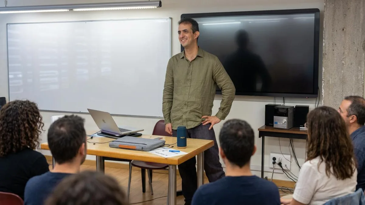 Sebastián Schwartzmann impartiendo una clase